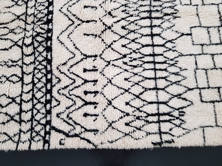 Black and white Moroccan rug from AZILAL region