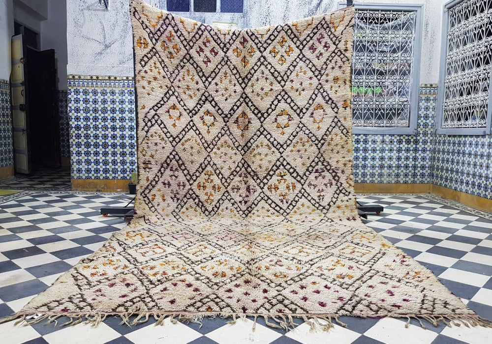Vintage Moroccan rug from Beni Ouarain region, this rug is 100% handmade.