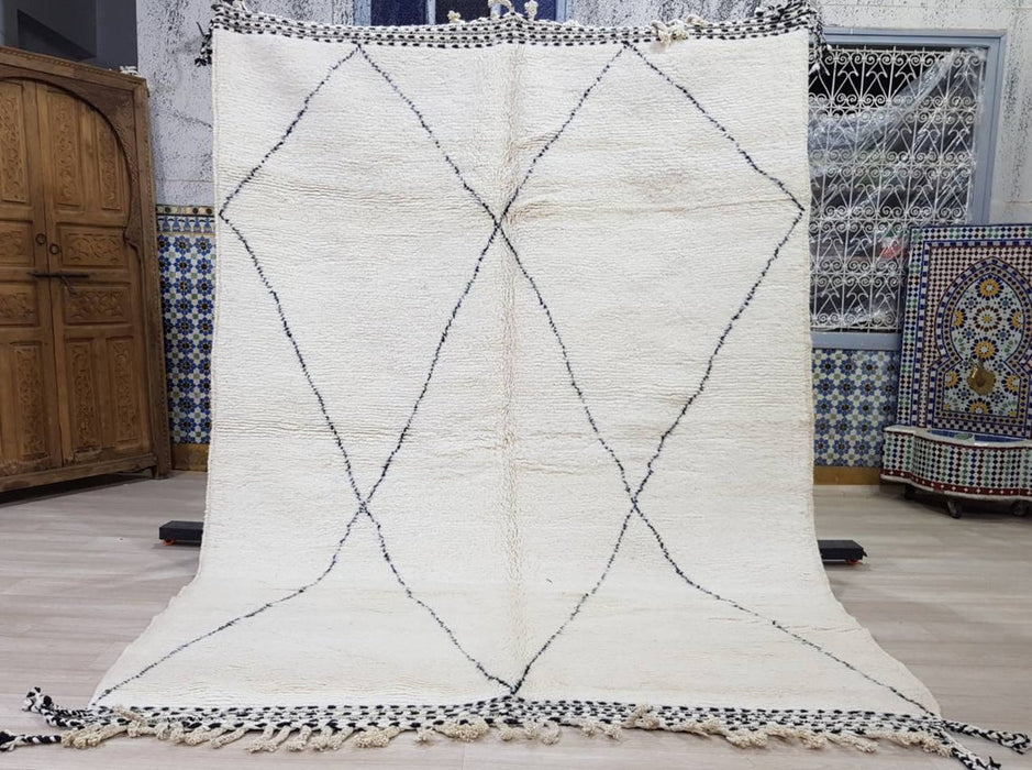 Moroccan rug from Beni Ouarain region, this rug is 100% handmade.