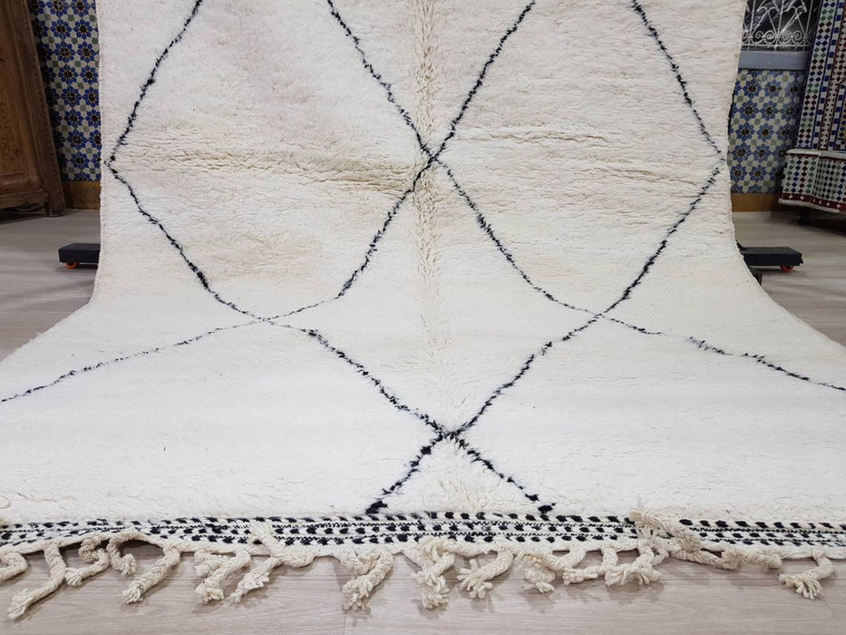 Moroccan rug from Beni Ouarain region, this rug is 100% handmade.